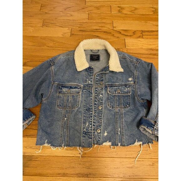 Abercrombie & Fitch women's cropped Distressed Denim Sherpa-Lined Jacket Large - Picture 1 of 10